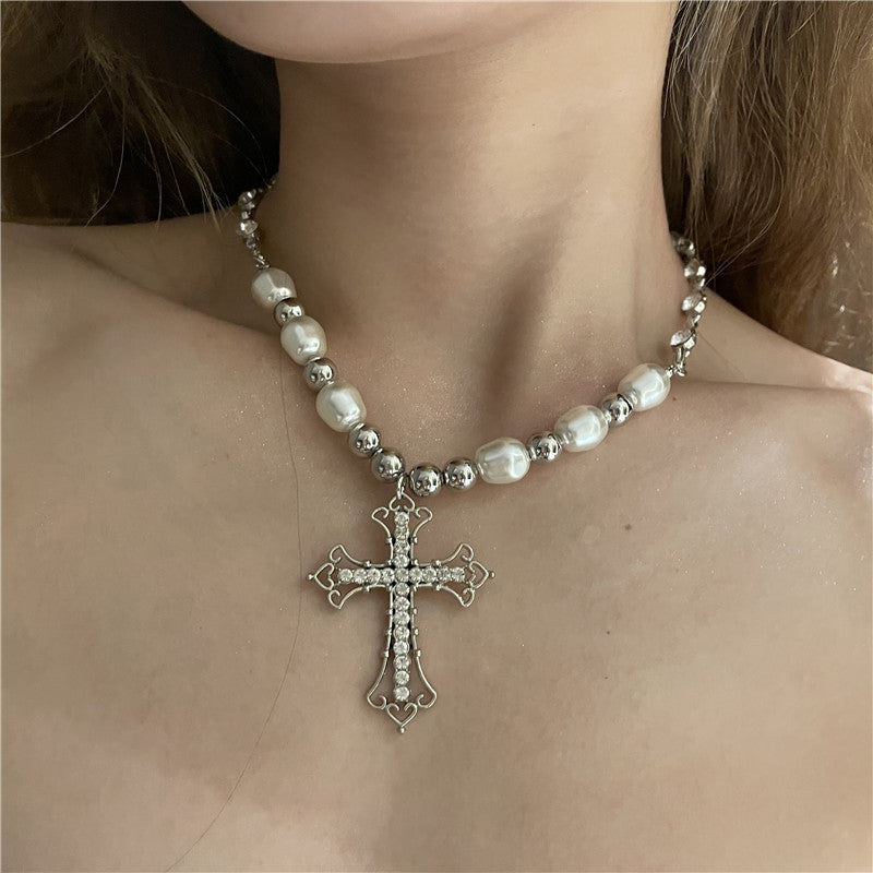 Venta al por mayor Collar de cruz de diamante hueco de aleación